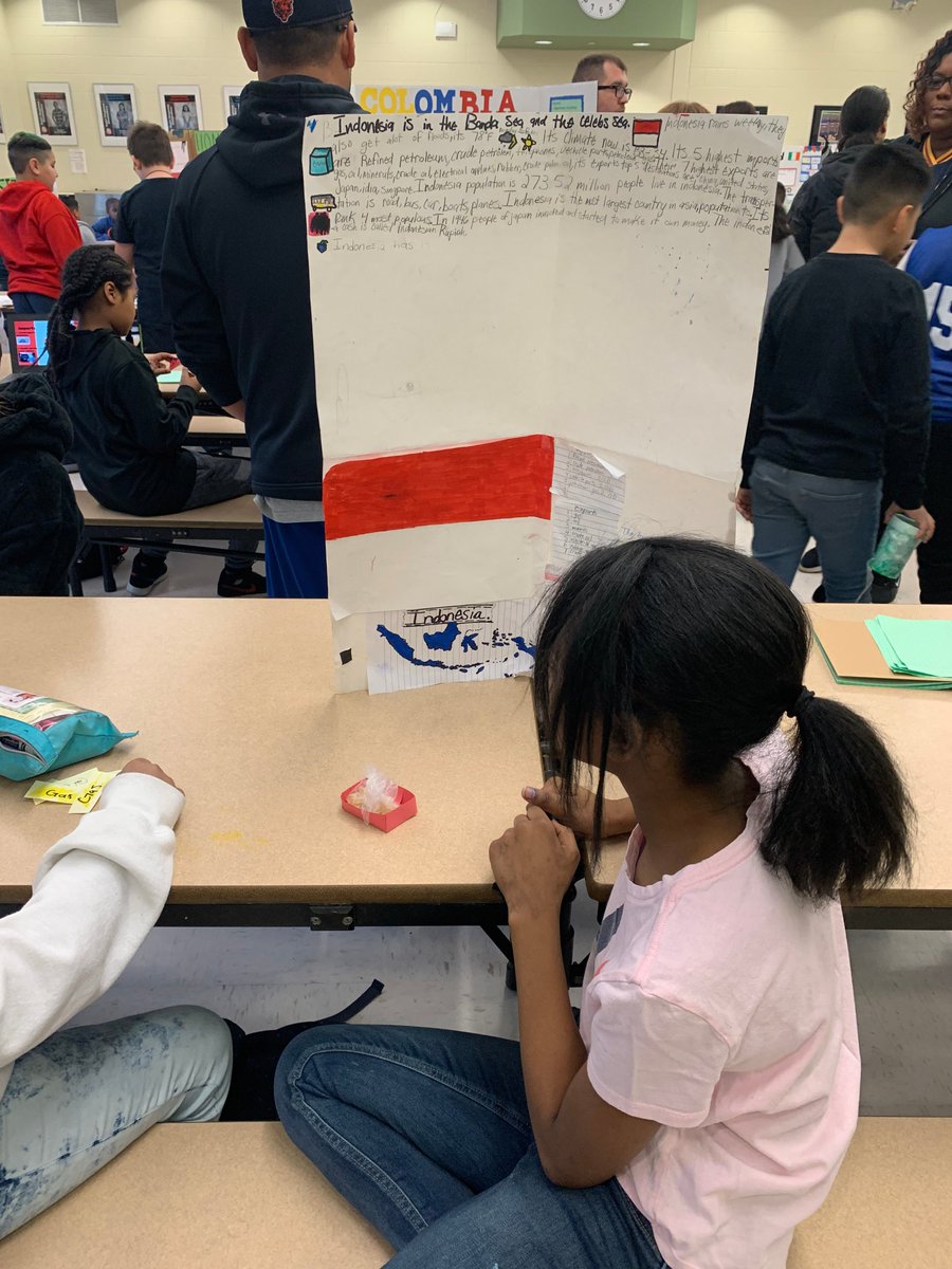 SingletonD86's tweet photo. #TodayatSingleton Great job 5th grade students who participated in a World Trade Expo today! ¡Buen trabajo estudiantes de 5to grado que participaron en una Exposición Mundial de Comercio hoy! https://t.co/W5PGs3Ffna