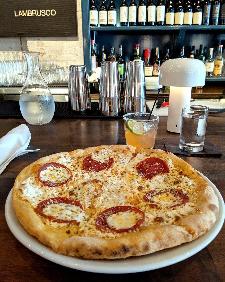 MonzaPizzaBar's tweet photo. 🍕Lunch moves -- the ovens are fired-up, come see us at the bar.
#monzapizzabar #lunchmoves #margaritaallamonza https://t.co/fLbb5z6UXe