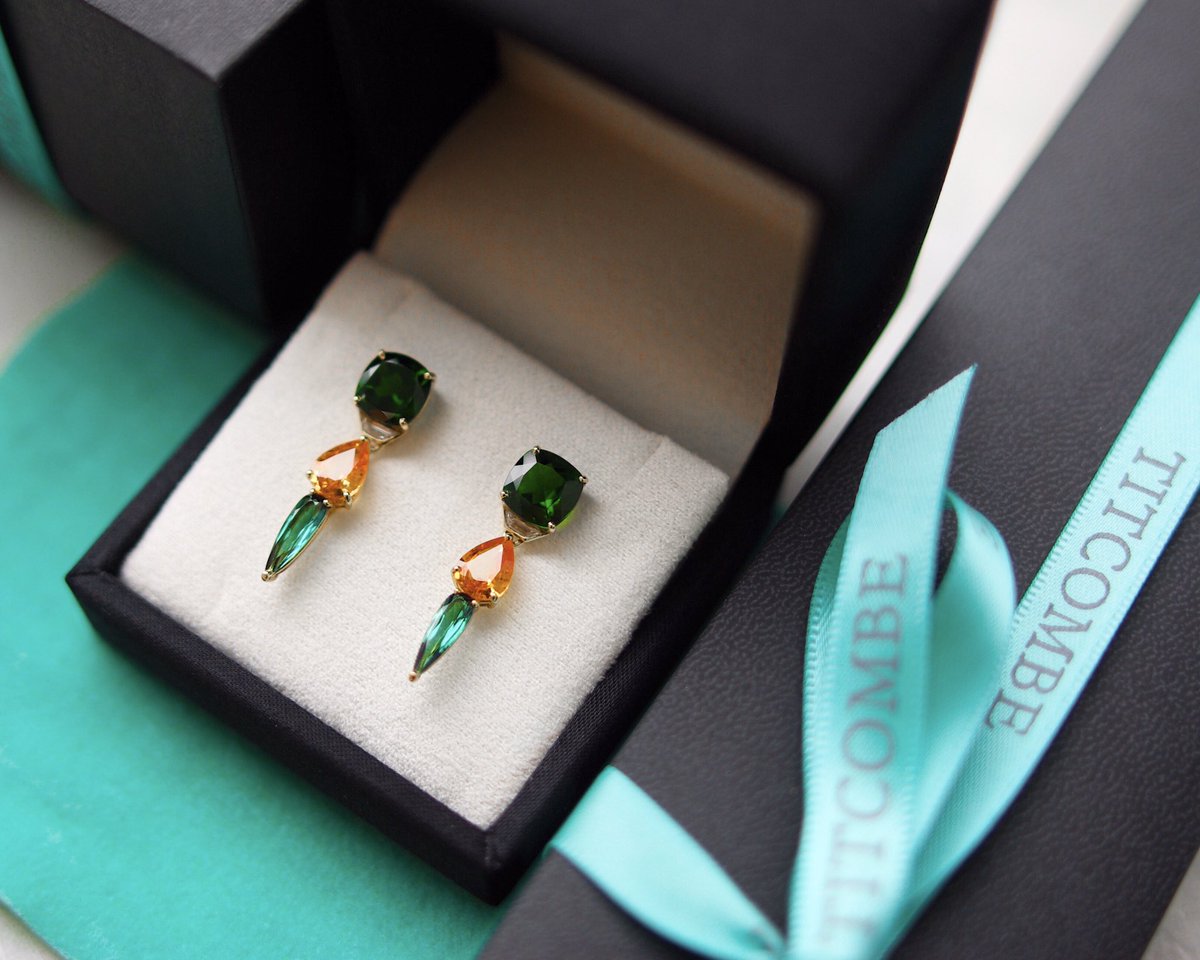 John has a love and an eye for unique colour combinations. Chrome diopside, orange sapphire and lagoon tourmaline complement one another in these one-of-a-kind drop earrings.
•
#chromediopside #lagoontourmaline #orangesapphire #oneofakind #unique #sparkle #jotd #bespokejewellery