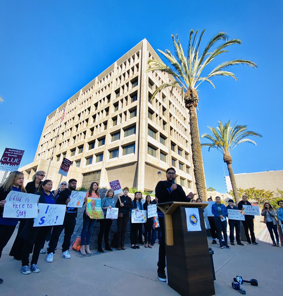 A powerful message this morning from the golden state, as ICE tries to separate a working mom from her four children— 

“From Orange County to McFarland, all the cages have to go” - OC Resilience 

#ICEoutofCA #CommunitiesNotCages  #DignityNotDetention #ICEoutofOC