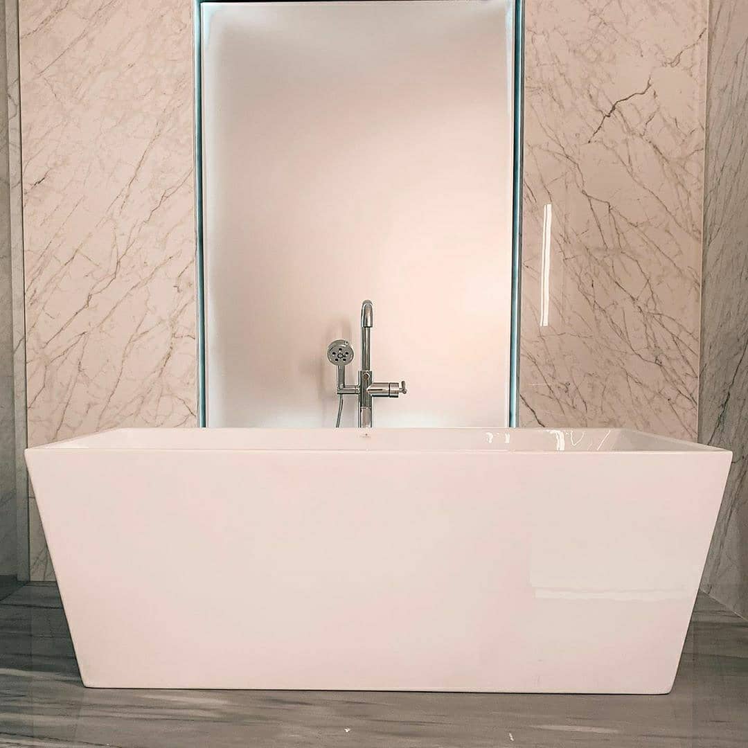 WPWoods's tweet photo. Frosty the snow glam! โ๏ธ We adore this clever use of our gorgeous Premline frosted mirror behind the bathtub! Wow! Design by Wise Nadel. Millwork by AP Woodworking. #design #interiordesign #millwork #custommillwork #Premline https://t.co/bqcRtCGvAq