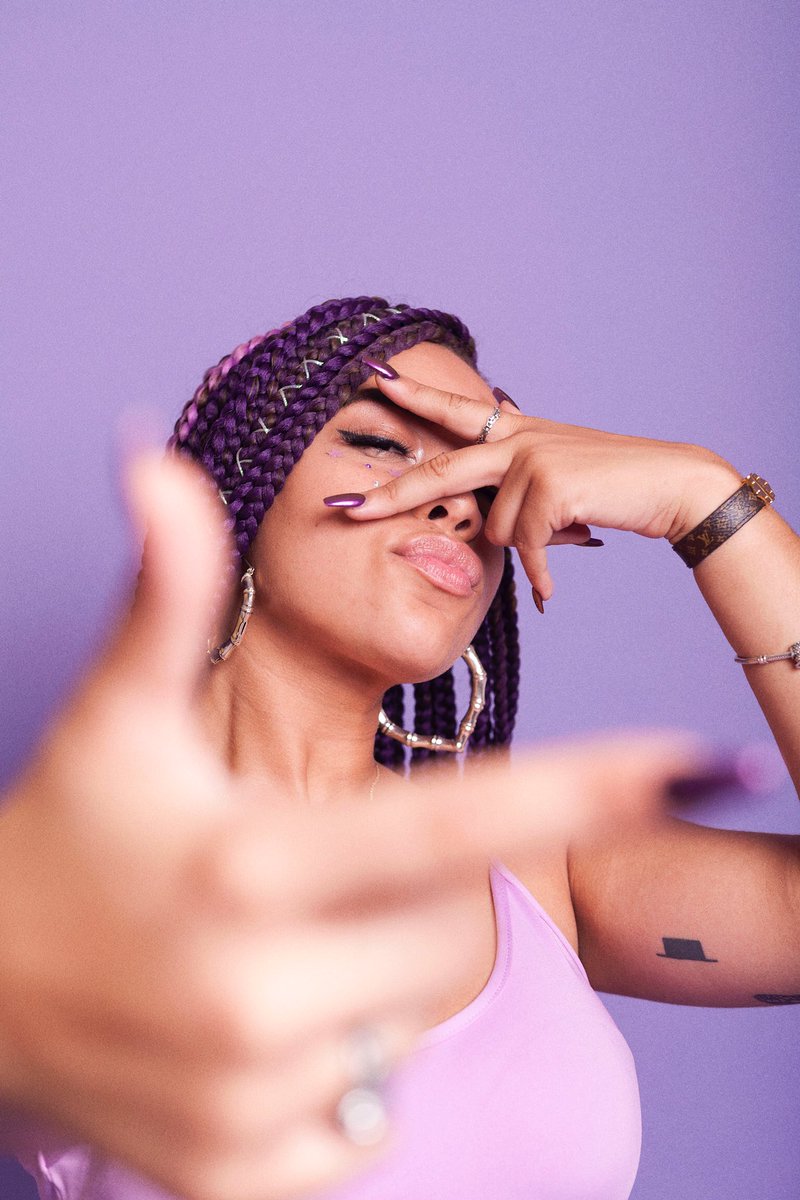 xfreexmoney's tweet photo. nia x kolors x freexmoney https://t.co/yJI2YaIoio