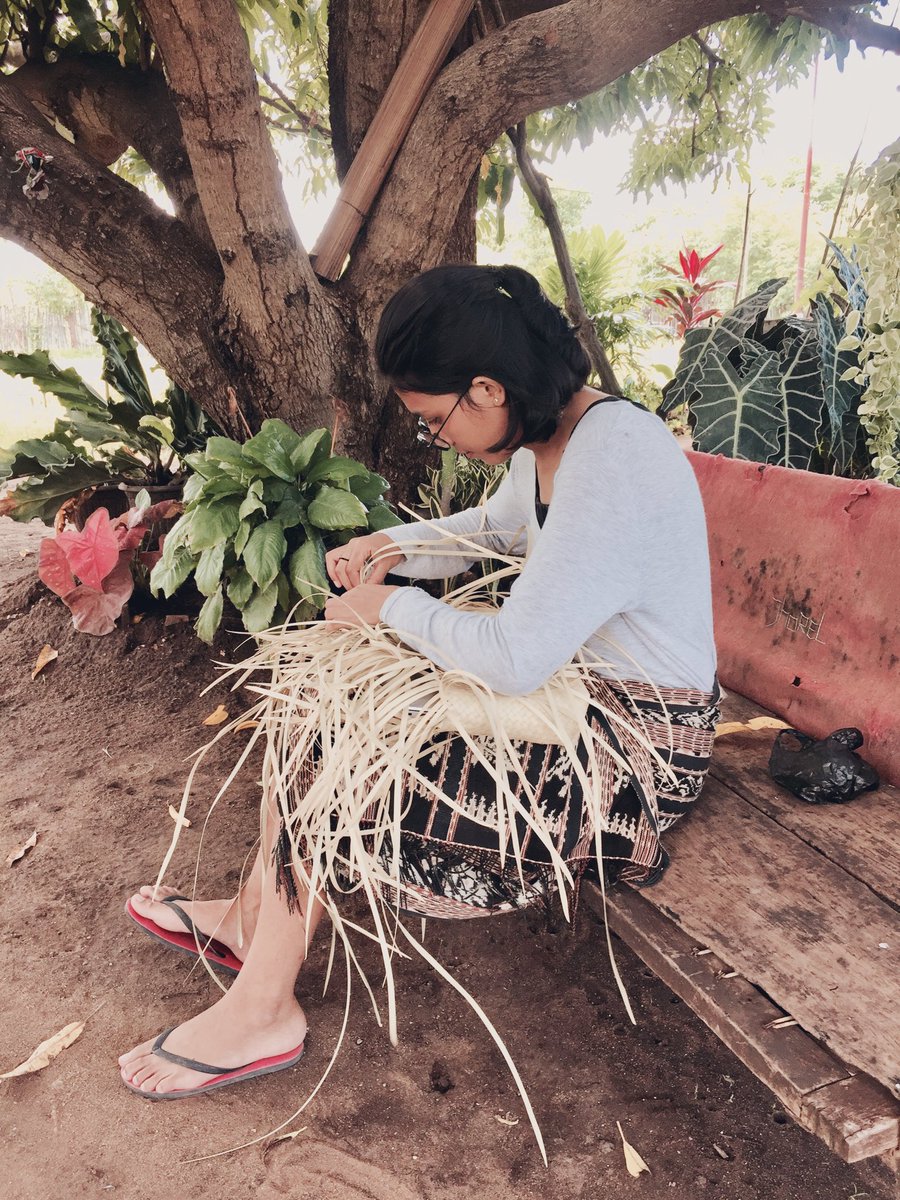 belajar menganyam daun lontar. Seru juga ternyata ❤️✨ - Im wearing ikat from Savu. #SetiapHariPakaiTenun #ProudtoWearLocal