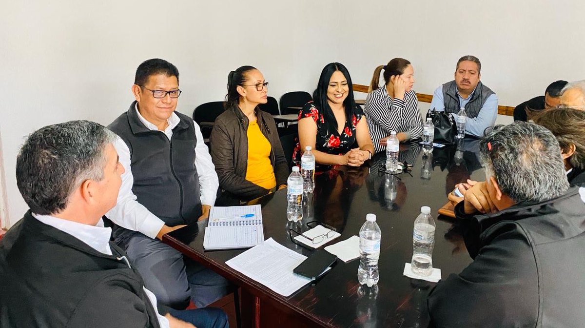 Anel_Leal's tweet photo. Reunión de Presidencia Colegiada con sus Sindicatos Federados. Bienvenido Prof. Job Bernache, Delegado Especial del #SNTE12, a nuestra gran familia Fedespp Durango y a nuestro maravilloso estado. 
Siempre trabajando con éxito y con gran fuerza sindical.#SinadettaFedessp https://t.co/fkJ7ClGaxm