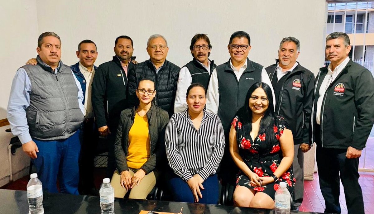 Anel_Leal's tweet photo. Reunión de Presidencia Colegiada con sus Sindicatos Federados. Bienvenido Prof. Job Bernache, Delegado Especial del #SNTE12, a nuestra gran familia Fedespp Durango y a nuestro maravilloso estado. 
Siempre trabajando con éxito y con gran fuerza sindical.#SinadettaFedessp https://t.co/fkJ7ClGaxm