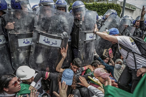 Une photo du mardi 21 Mai 2019 de notre révolution montrant les étudiant-es entrain de forcer un cordon de policiers à Alger nominée dans la catégorie « photo de l’année World Press », 
Bravo à Farouk Batiche qui nous permet d'infliger une nième défaite au régime.
#Algérie #Hirak