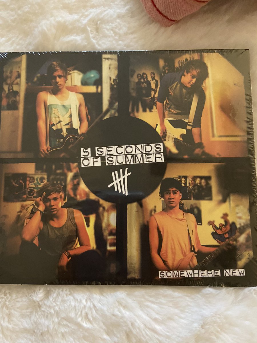 black_amnesia's tweet photo. SOMEWHERE NEW WALK SO CALM COULD FREAKING RUN ( just Calum and Luke swapped places ) https://t.co/VkQ3UZe3YL