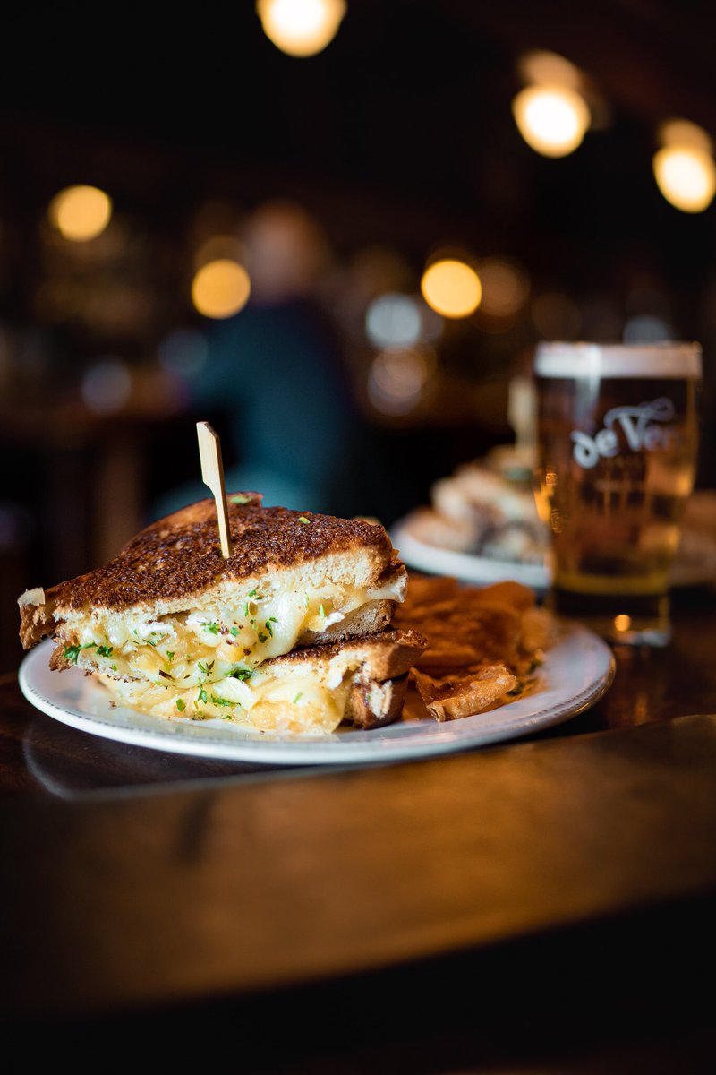 de Vere's Irish Pub tweet media