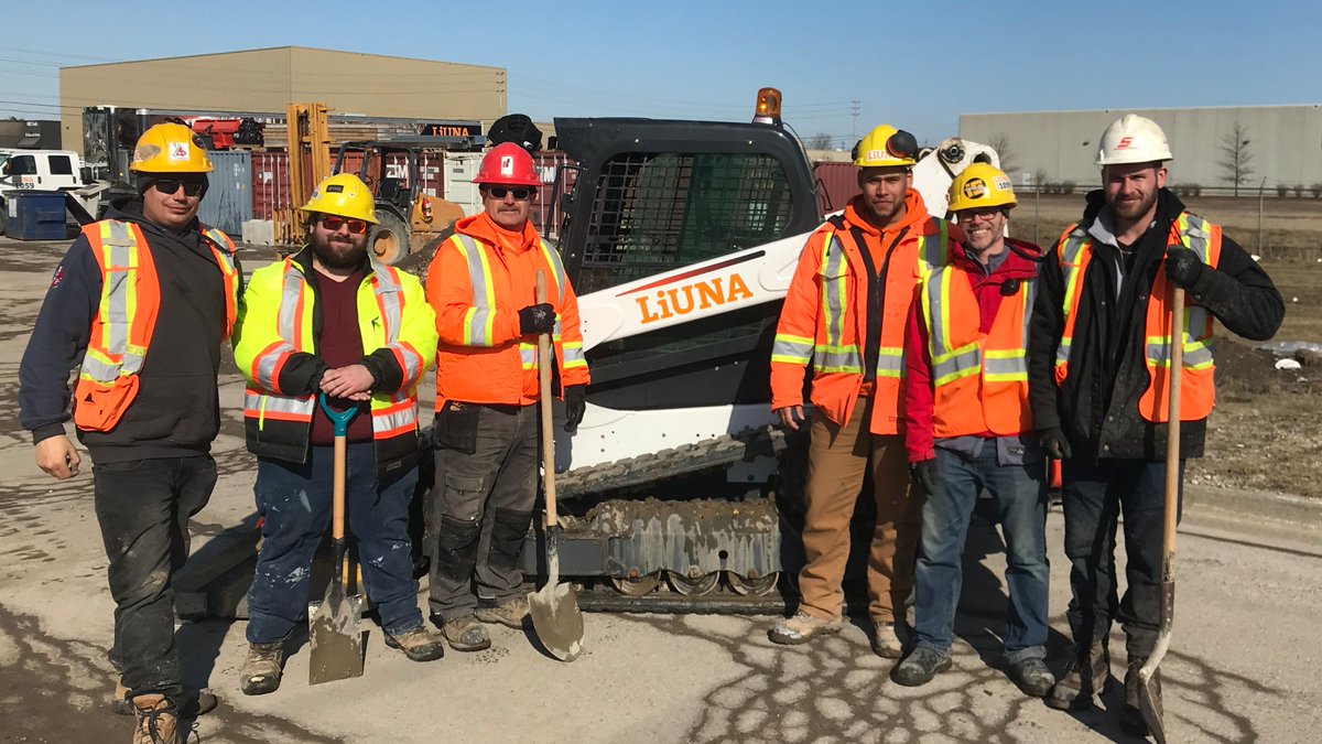 LiUNA1059's tweet photo. Great photo for #TrainingTuesday of some #Local1059 members at our weekend skid steer course. #skilledtrades #ldnont #constructionlife #liuna #constructionworker #construction #union #liuna1059 #1059Family #unionstrong #unionproud #BuildingLondonOnt #tradie #webuildthat #training https://t.co/xgfS0CZbjj