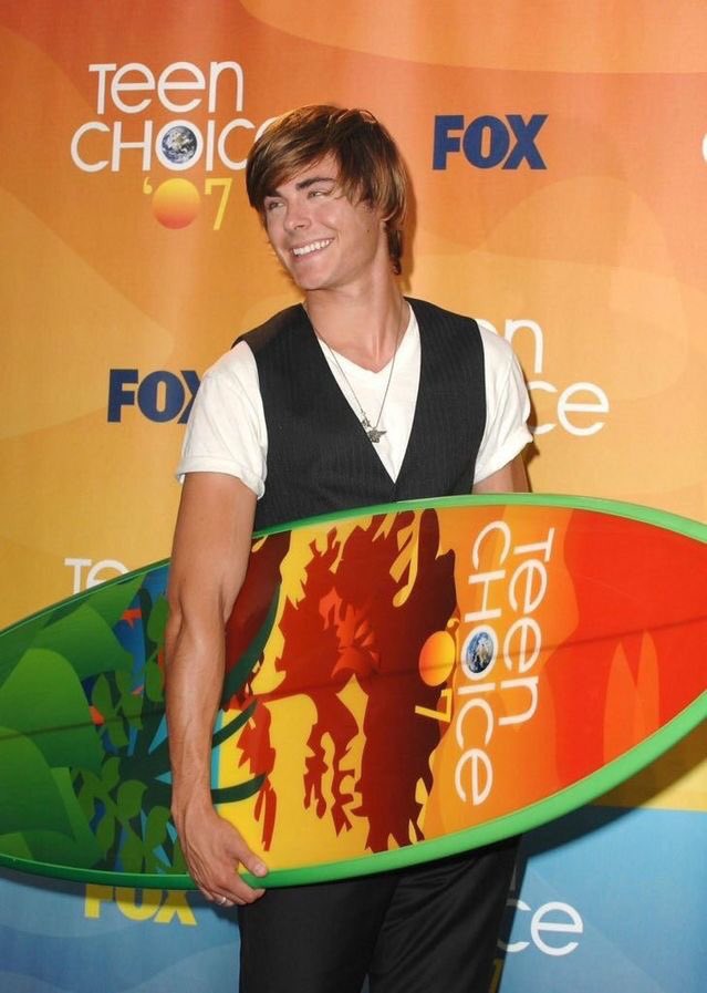 EzraLetoArms's tweet image. —Vía Instagram—

Estoy muy sentimental porque este año ha ido mi última nominación y la última vez que gane un Teen RB Award, así que dejo mi colección de premios ganados en los últimos tres años;

2017 📸 recibiendo con @LilWayWxtsxn nuestro primer premio TRBA.