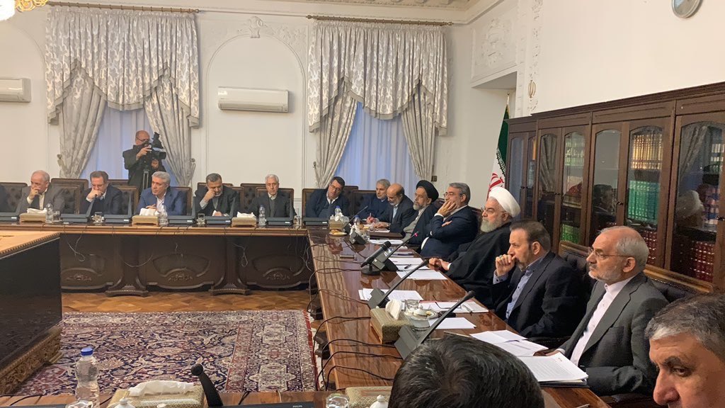 Ehsanism's tweet photo. در همین یک قاب از «ستاد ملی مبارزه با #کرونا» پنج نفر از این گوسفندان دارن دست‌شون رو می‌مالن به صورت و دهن‌شون. شما اصغرو بگیر حسن جان، ما برا مارادونا یه فکری می‌کنیم. https://t.co/dhad1FDDlv