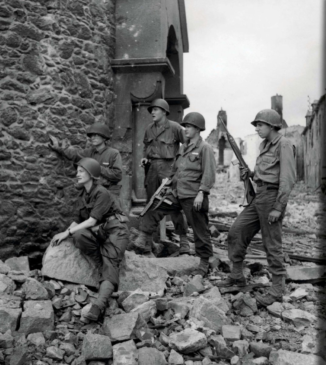 Just announced: Historian John Monsky tells the story of the American landing on the Normandy beaches and subsequent months of battle through a multimedia experience of music and photography. (📷: David Scherman)

Learn more and save your seats today: bit.ly/2HInJ4f