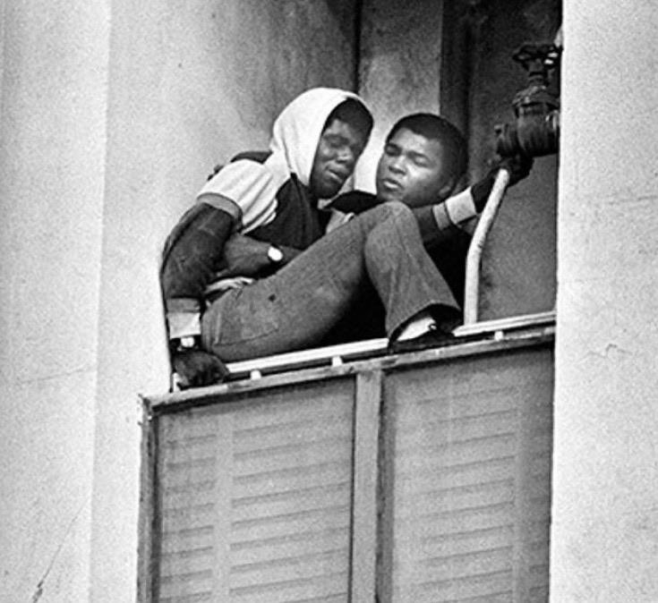 universalxpics's tweet photo. Muhammad Ali talking a suicidal Vietnam Veteran off a ledge, 1981. https://t.co/JjzurFyBAr