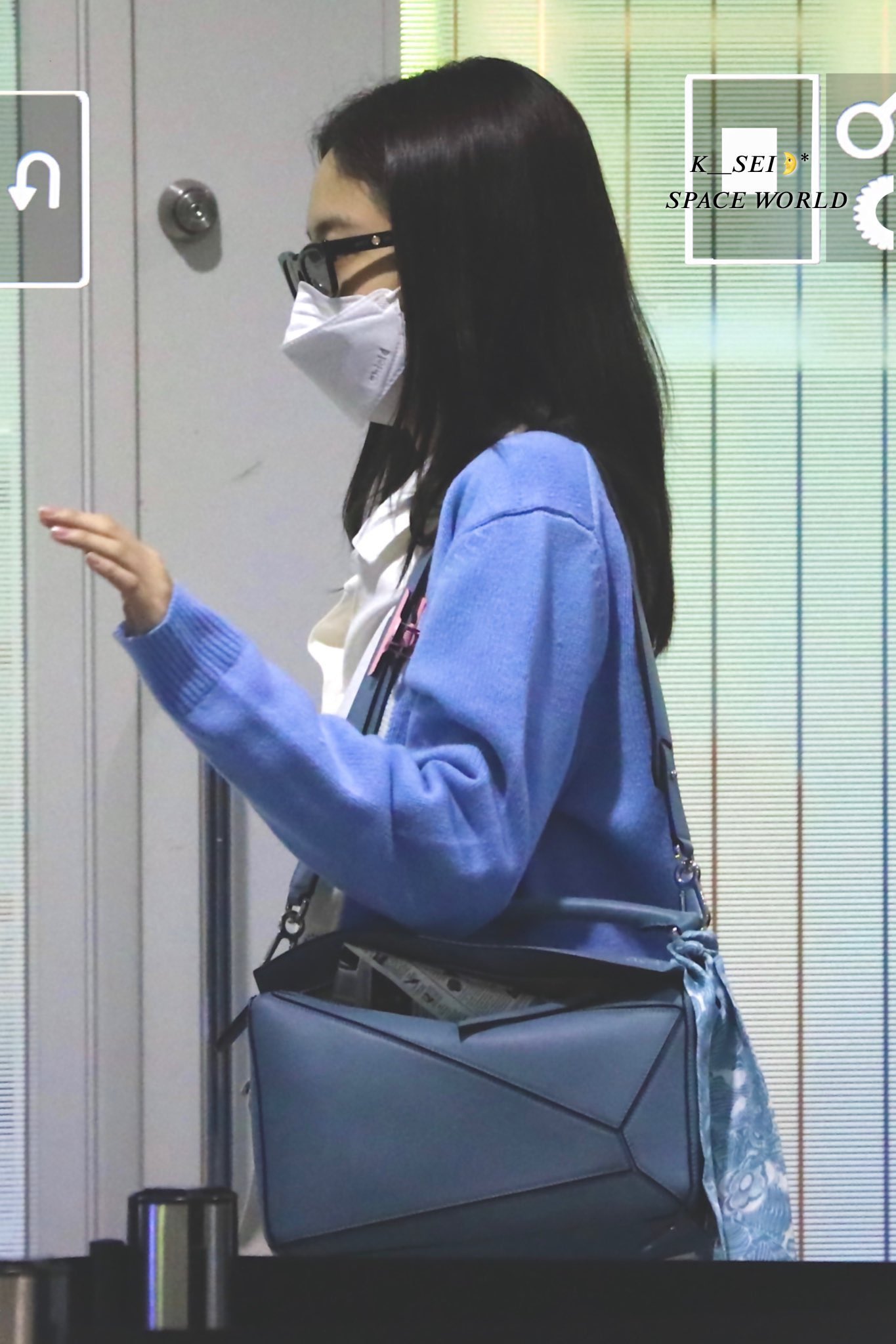 JENNIEKIMJENNIE on X Compilations of Jennie with her pink PeaceMinusOne clip Part 6 Can t believe I just realized Jennie has a PMO clip on her Loewe Puzzle bag