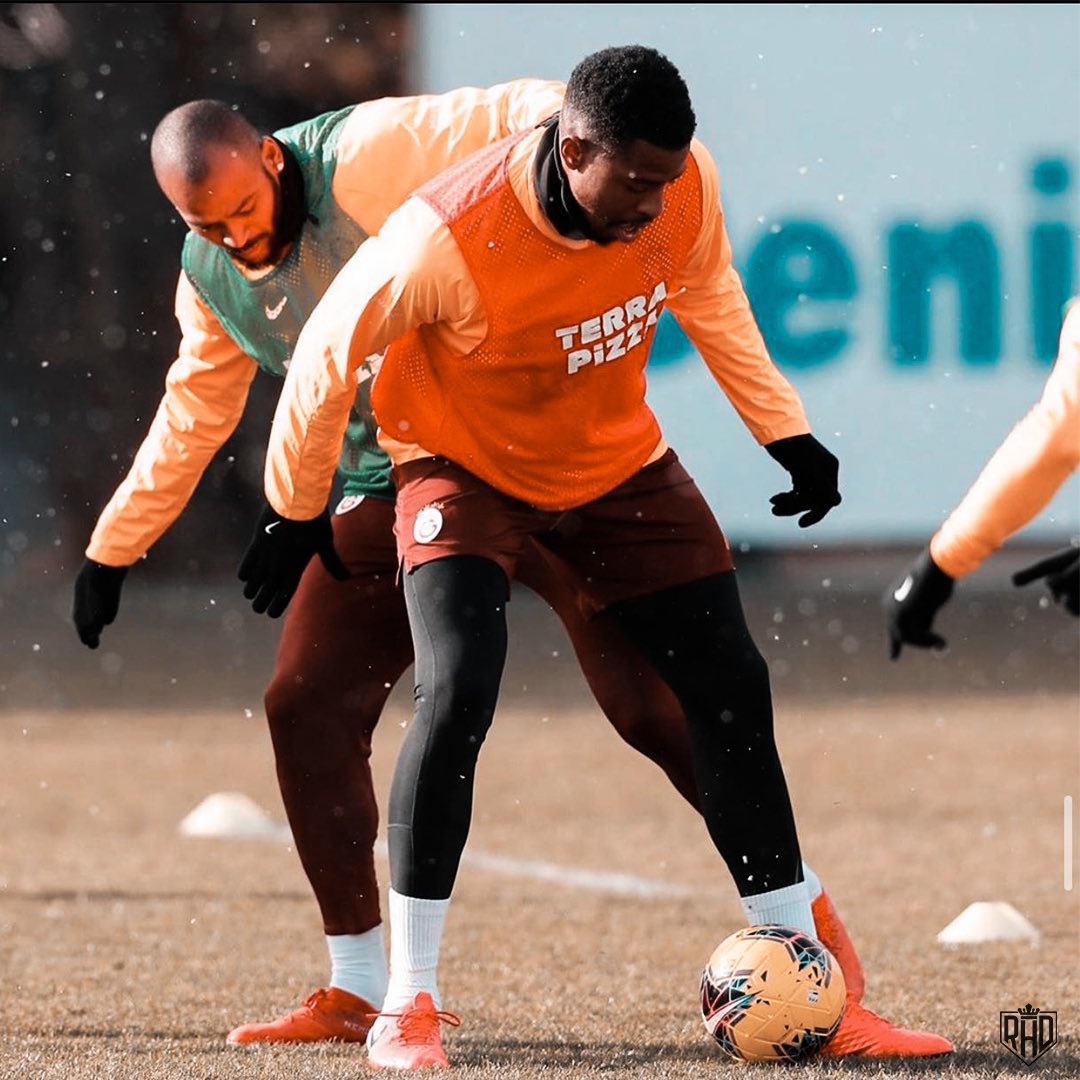 Ryan_Donk18's tweet photo. Tamam, gulduk eglendik. Shimdi onumuzdeki matj hazirlik 💛♥️ #KONSANTRASYON https://t.co/VLq0vyriVe