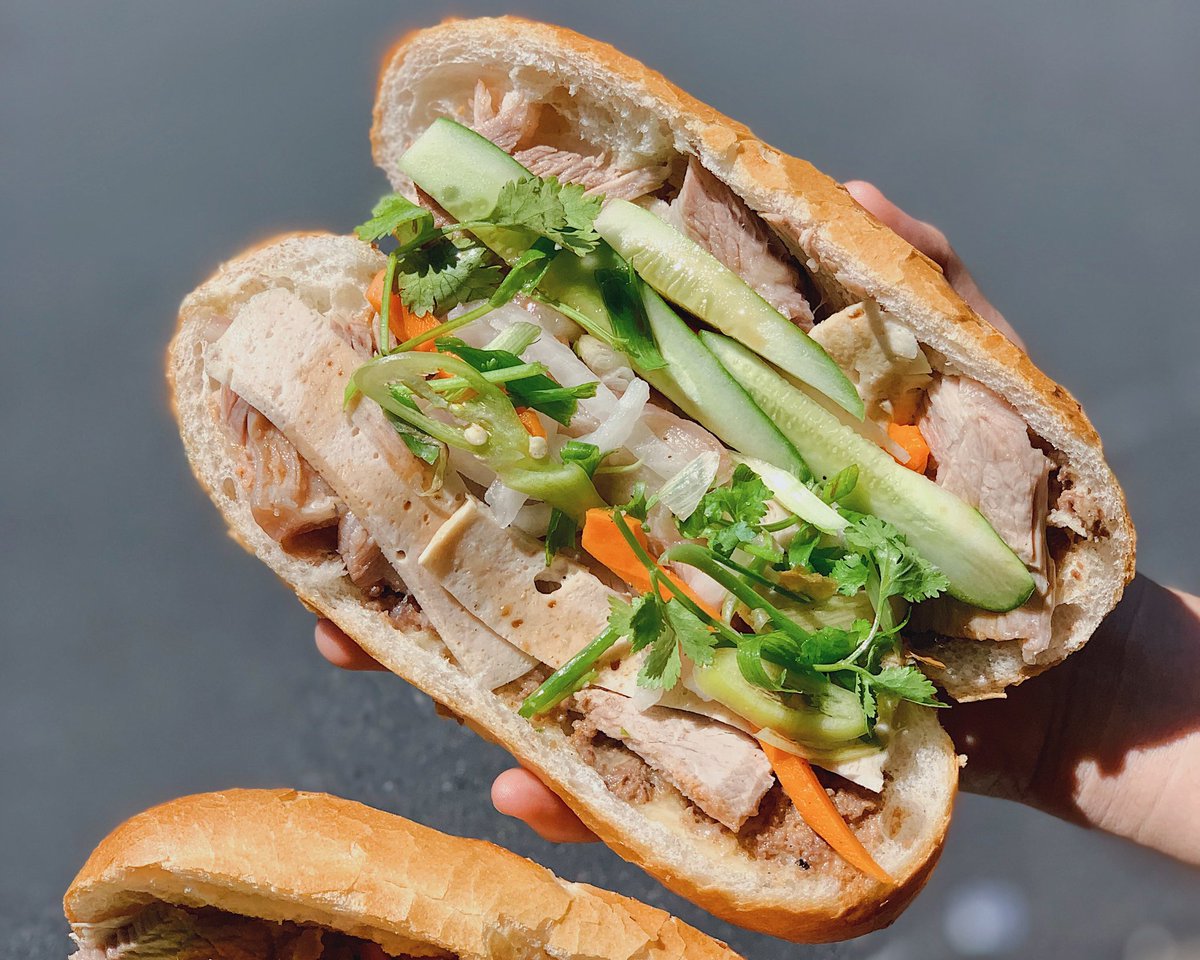 Nh77124632's tweet photo. Bánh mì thịt nướng, bánh mì pate hay bánh mì chả lụa. Muốn nhân nào có nhân đó mà sao đi nói là mẩu bánh mì khôngggg :((((( #ApologizeToVietNam https://t.co/oB85DReqjD