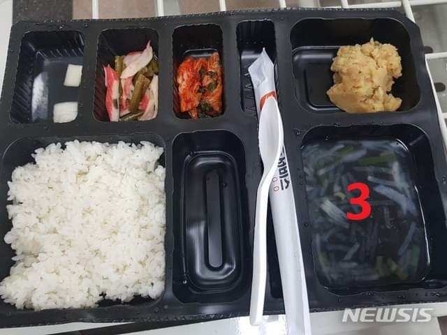 Sosadtosaysth's tweet photo. #ApologizeToVietNam the first picture is the meal prepared by Korean Government for those people in Degu. And the second one is prepared by Vietnamese Government. And then these Korean still complaint??? https://t.co/9wRI7OBlGe