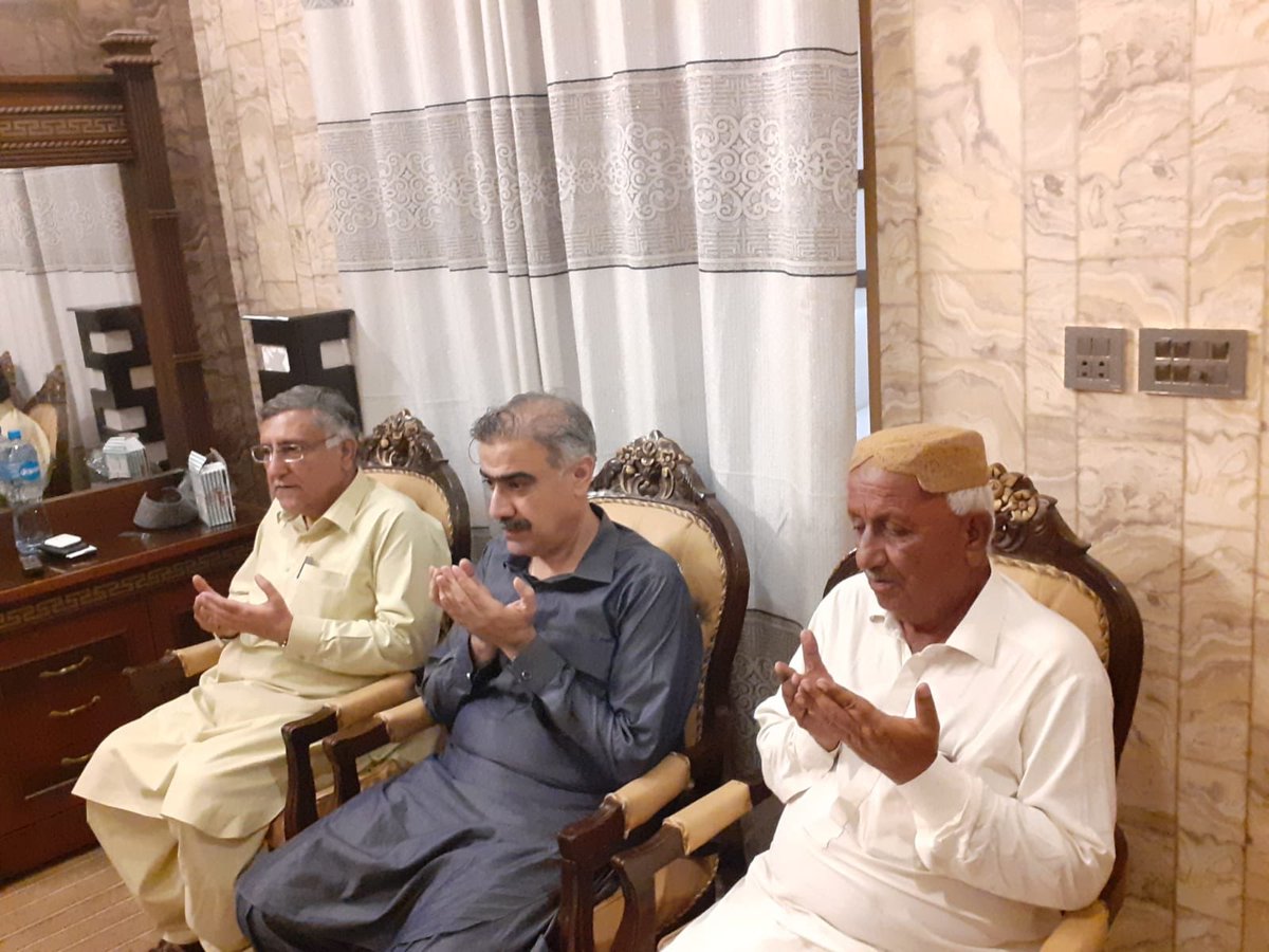 MediaCellPPP's tweet photo. پی پی پی شعبہ خواتین کی مرکزی صدر و ایم پی اے فریال تالپور کی ضلع ٹنڈوالہیار کے گاوَں کامارو شریف آمد

فریال تالپور نے کامارو شریف میں پارٹی ایم این اے پیر نورمحمد شاہ جیلانی سے ان کی اہلیہ کے انتقال پر تعزیت کی https://t.co/BezXhDutm1