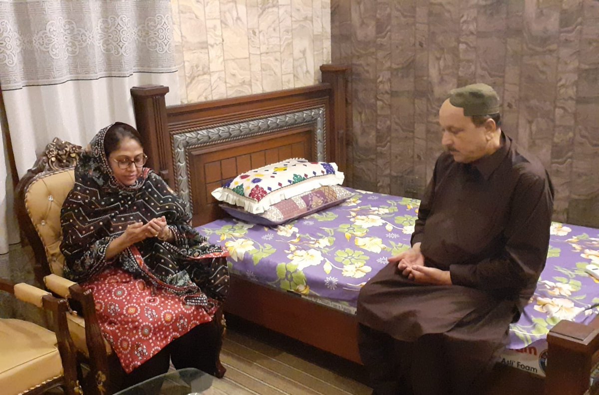 MediaCellPPP's tweet photo. پی پی پی شعبہ خواتین کی مرکزی صدر و ایم پی اے فریال تالپور کی ضلع ٹنڈوالہیار کے گاوَں کامارو شریف آمد

فریال تالپور نے کامارو شریف میں پارٹی ایم این اے پیر نورمحمد شاہ جیلانی سے ان کی اہلیہ کے انتقال پر تعزیت کی https://t.co/BezXhDutm1