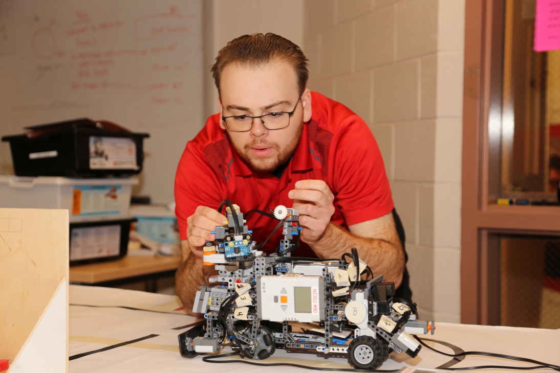 cravencc's tweet photo. Become part of an exclusive program with NC State Engineering at Craven CC! Students can earn a BS in Mechanical Engineering Systems without ever leaving the Havelock campus. The program is now housed in our new STEM Center. Learn more: https://t.co/QlLCLziyh5 #NCStateEngineering https://t.co/gzezFooyJ3
