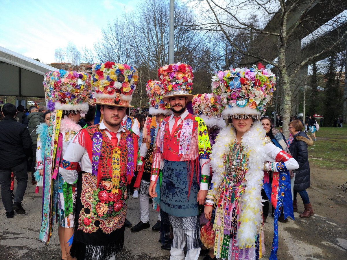 elviajeroaccide's tweet photo. @elviajeroaccide en la parroquia de #Cobres, municipio de #Vilaboa, en #ríadeVigo, en #entroidodeCobres viendo danzas de Madamas e Galans. Esta semana os lo contaremos en nuestro artículo semanal
#carnavaldeCobres #ElViajeroAccidentalenGalicia #Galiciadecaboarabo #Carnaval2020 https://t.co/tPPN2inYqa