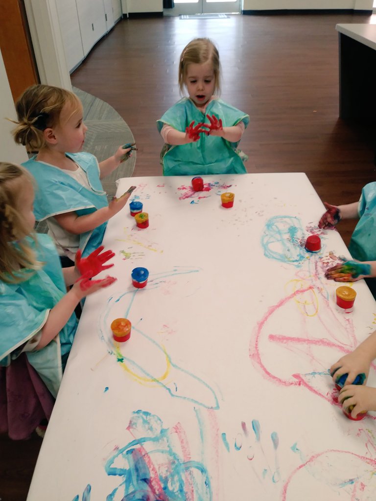 mollykcollier's tweet photo. Frozen paint: sometimes it's fun to paint the paper, other times it's good for your arm. #mvlittles #LetsMakeAMess #sensoryart https://t.co/b8zKcS0drO