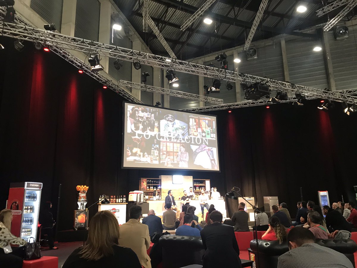 a_esteves's tweet photo. Los de @cocacola #signaturemixers han sido la locura hoy en la @expohip de #madrid El stand a reventar para probar las 4 versiones creadas por Bartenders de fama. #CocaColaSignatureMixers #Drinks #Cocktails #HIP2020 https://t.co/VXY6a0DYxO