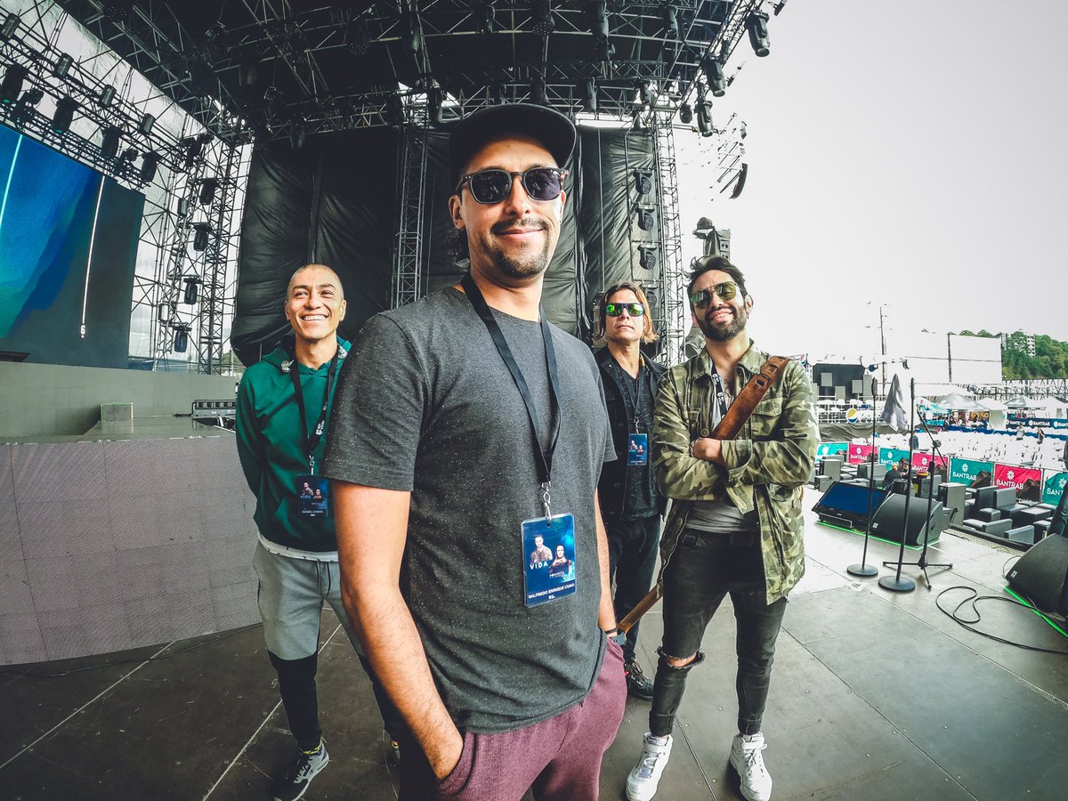 Fonseca's tweet photo. En el Carnaval de Santa Cruz de la Sierra cerramos un gran fin de semana!!🔥Arriba Bolivia 🇧🇴 Los quiero❤️!! Nos vemos pronto!! #TourSimplesCorazones 📸 @camilobaezph https://t.co/x5EUI0At8s