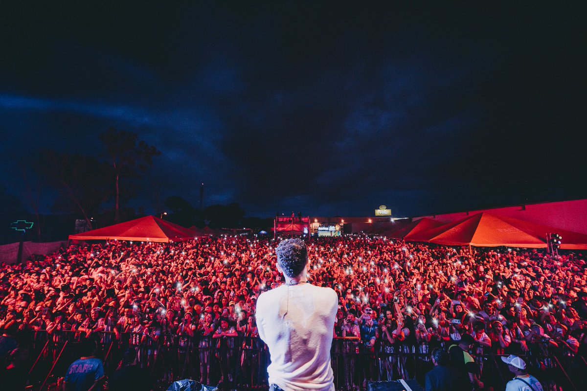 Fonseca's tweet photo. En el Carnaval de Santa Cruz de la Sierra cerramos un gran fin de semana!!🔥Arriba Bolivia 🇧🇴 Los quiero❤️!! Nos vemos pronto!! #TourSimplesCorazones 📸 @camilobaezph https://t.co/sffhPVpk7J