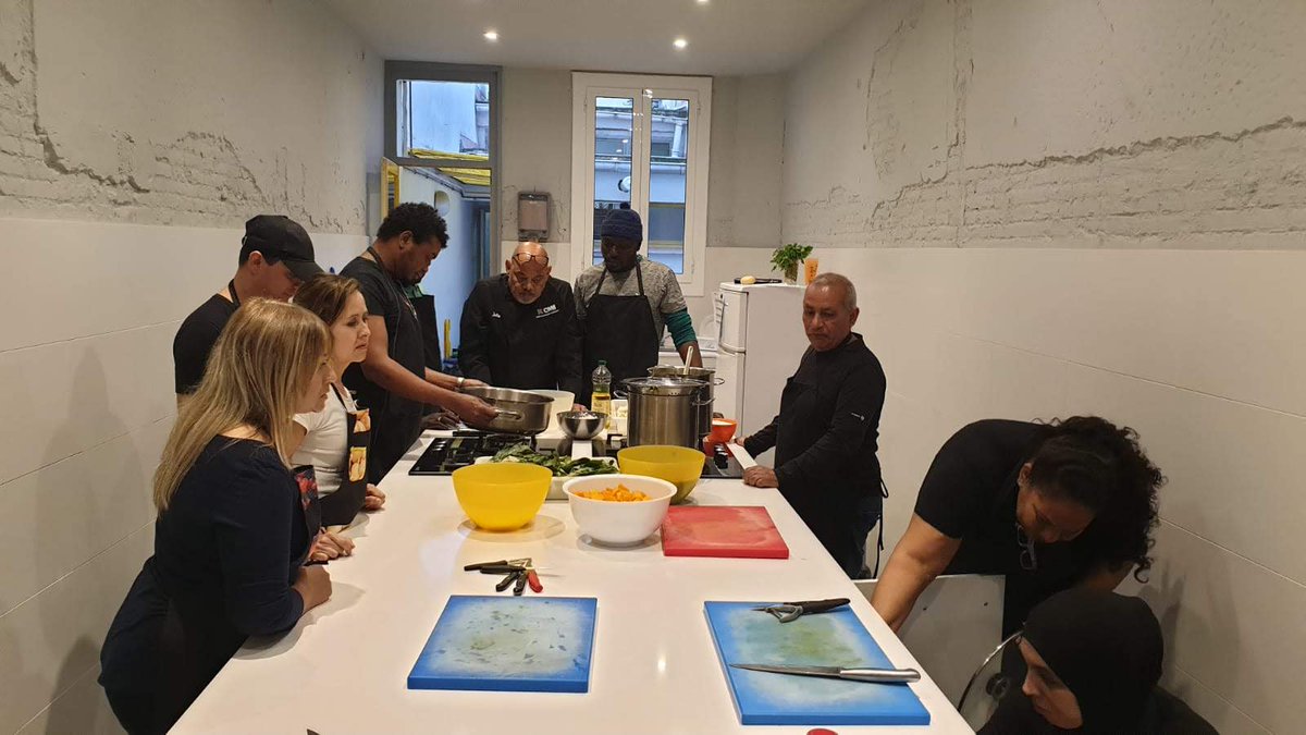 MigraStudium's tweet photo. De dilluns a dijous, el Julio i els seus alumnes aprenen i gaudeixen dins la nova cuina de Migra!
És gràcies a les aportacions de cadascun de vosaltres que podem seguir dignificant cadascun dels espais.

Tu també pots col·laborar a ➡️ https://t.co/0lLEHQyrqp https://t.co/8cS5siRWwe