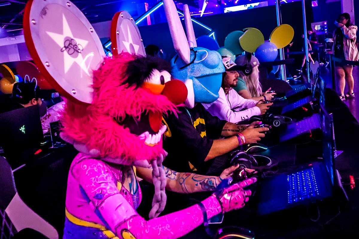 deadmau5's tweet photo. #gamehau5 is launched :D who completed their #QUESTthing? thanks to our friends at @DreamHack @merchroadie @DrKuchoGames @Microsoft @surface @Razer @secretlab @HyperX for making this thing a thing! photo creds jr.noir #fakecubething https://t.co/BgrocJBDSv