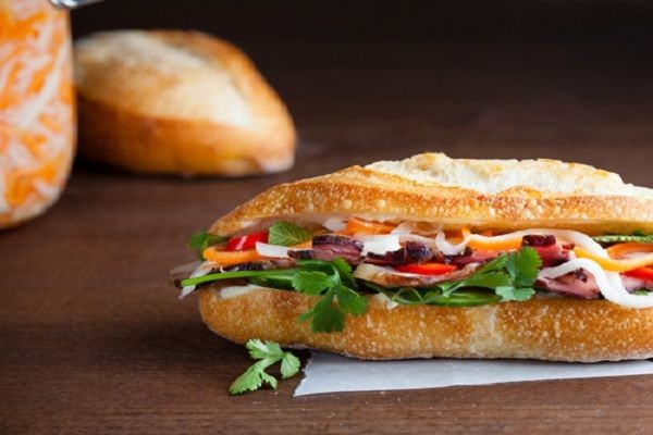bichngocdayne's tweet photo. Cái bánh mì to tướng tôi ăn no muốn chết mà bọn hàn nó gọi là 1 lát các bạn ơi khó hiểu vậy đó
#ApologizeToVietNam https://t.co/GgyitnuiHD