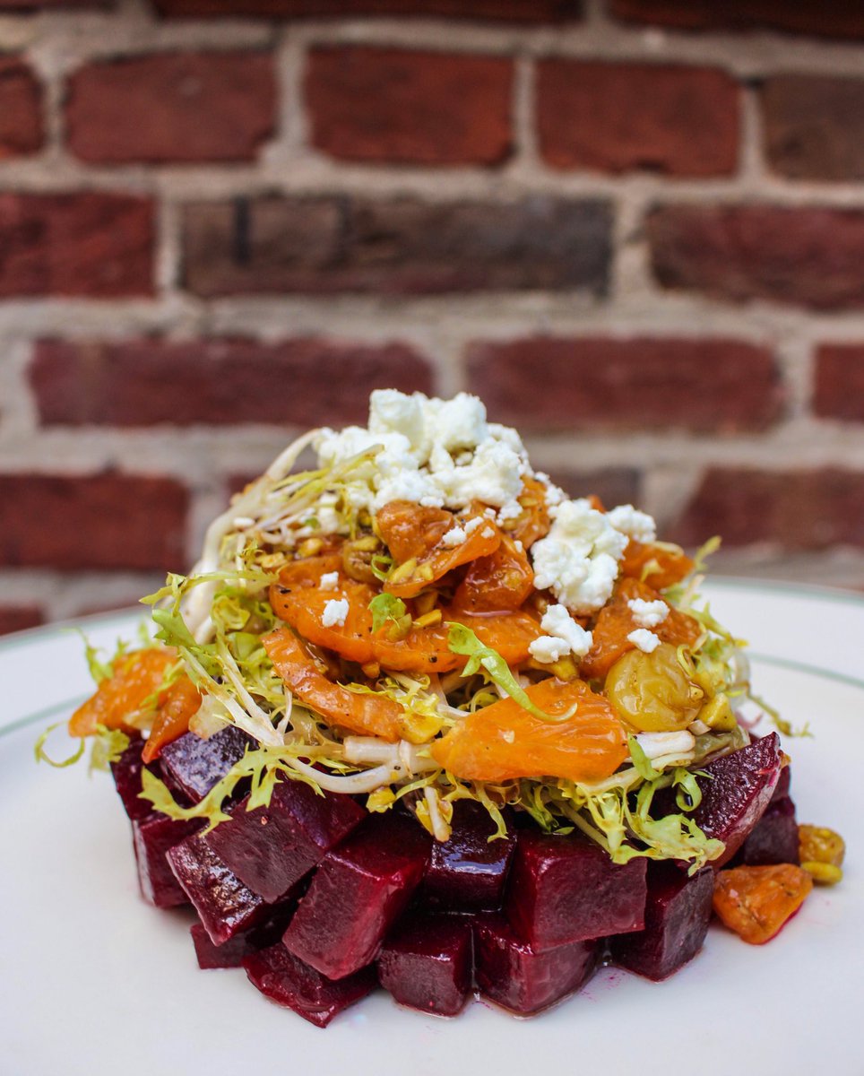 Not your average salad 🥗 🙌🏼 The Roasted Red Beets salad is served with goat cheese, clementine, raisin, pistachio and frisée.

#ItalianDisco