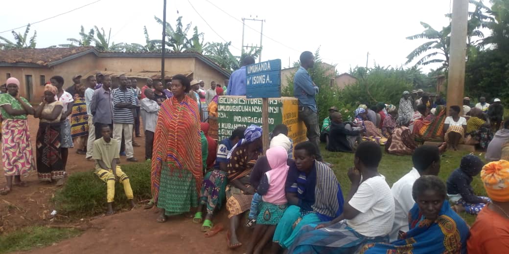 UKigembe's tweet photo. kuwa 25/2$2020, habaye inteko z'abaturage mu tugari twose.Abaturage baganirijwe;ku ruhare rwabo mu kurandura nyirantare. Isuku muri rusange 
Gahunda yo kugira ibimoteri kuri buri rugo
Guhoreza amata ku ikusanyirizo rya Gisagara.
Hakiriwe kandi ibibazo by'abaturage biranakemurwa https://t.co/va7V1EFeci