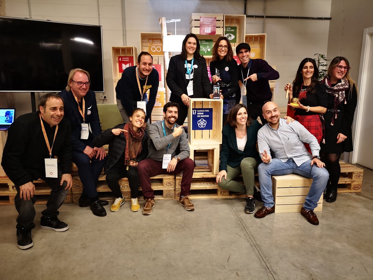 Han sido dos días de conferencias muy interesantes con ponentes de mucho nivel. Una semana de trabajo duro y esfuerzo que ha sido posible gracias a un gran equipo de personas. En la imagen una pequeña pero importante parte del equipo #Tech4SDG 🚀🙌🏻
