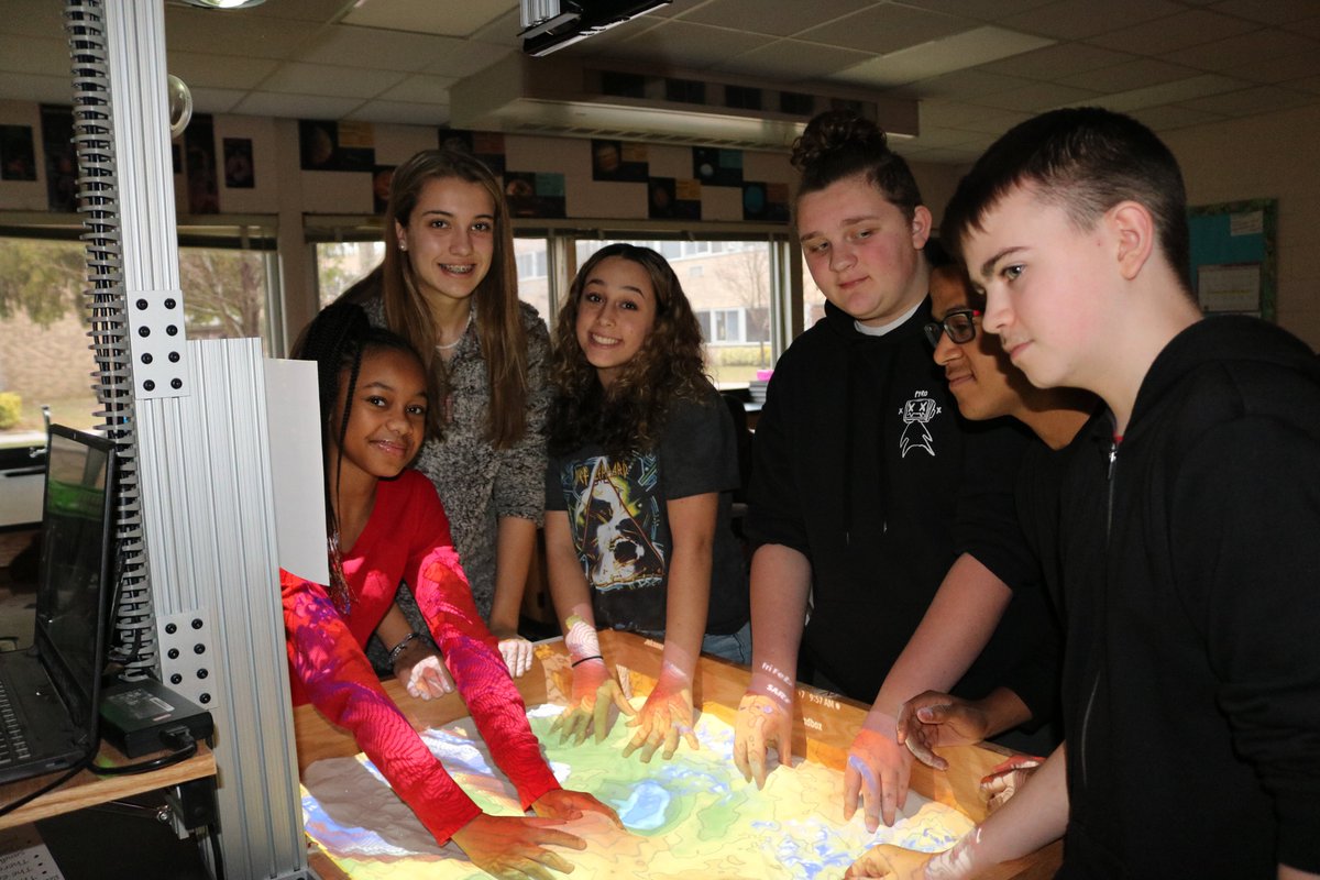 Check out the AR Sandbox at <a href="/longwoodjhs/">Longwood JHS</a> that provides students with lessons in topography and brings to life geoscience in the classroom. bit.ly/39XHlgC #LCSDPride #PublicSchoolProud