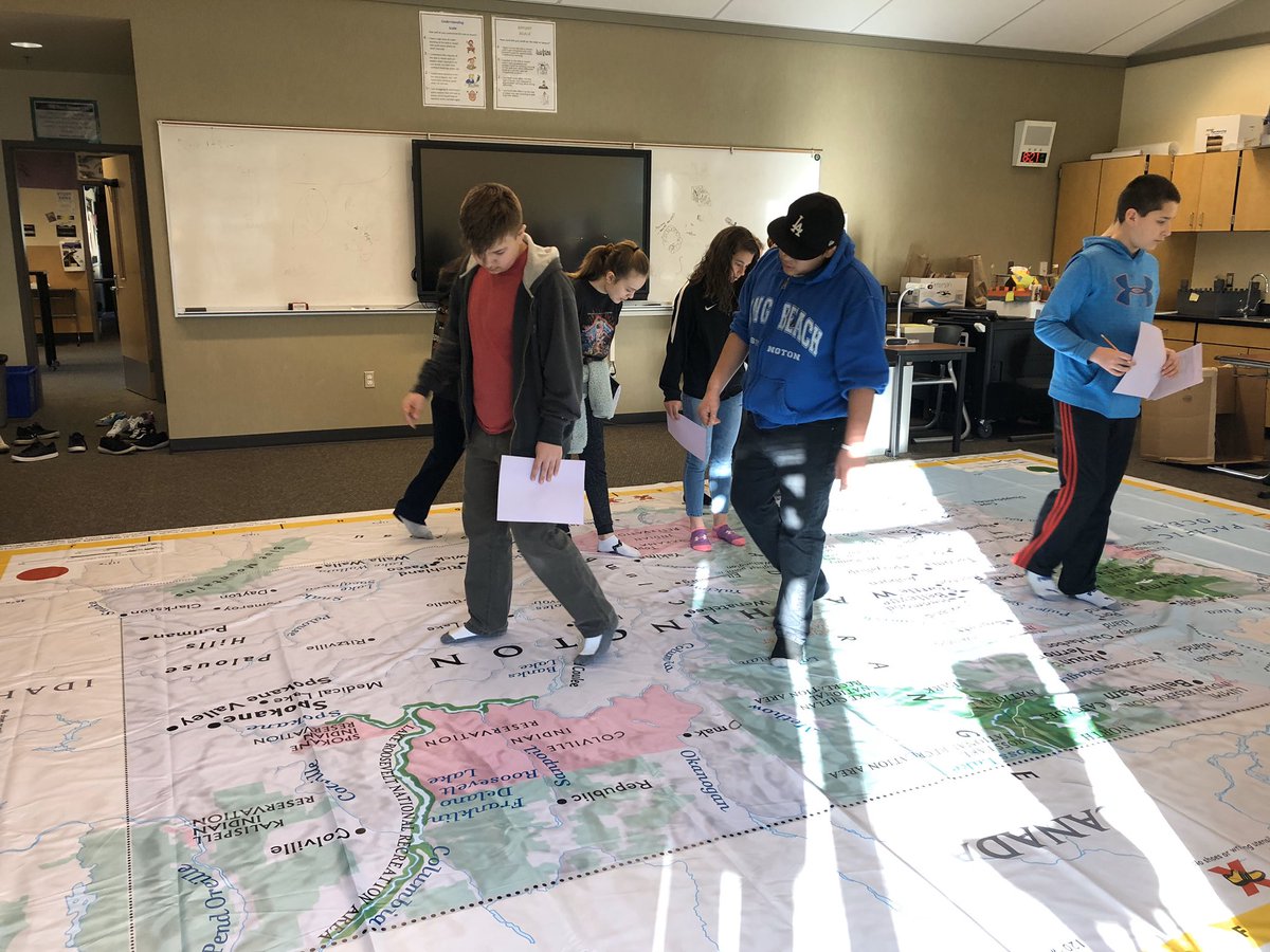 MrsDaisBrenne's tweet photo. Let's get spatial!   #Giantmaps #nationalgeographic #totalengagement https://t.co/29UUCXFzM3