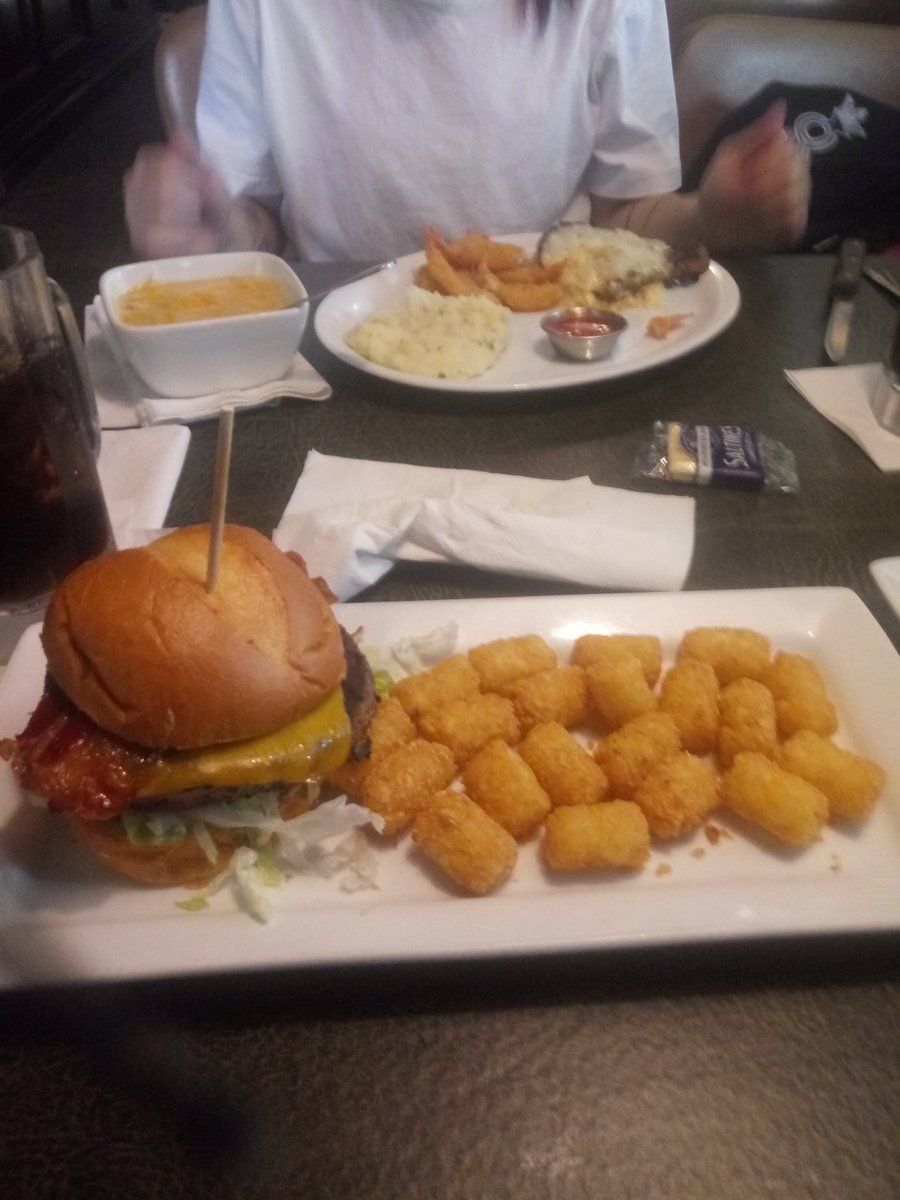 Strictlybiz860's tweet photo. Yeah man @rubytuesday #MallDate https://t.co/JiqsFTiWU8