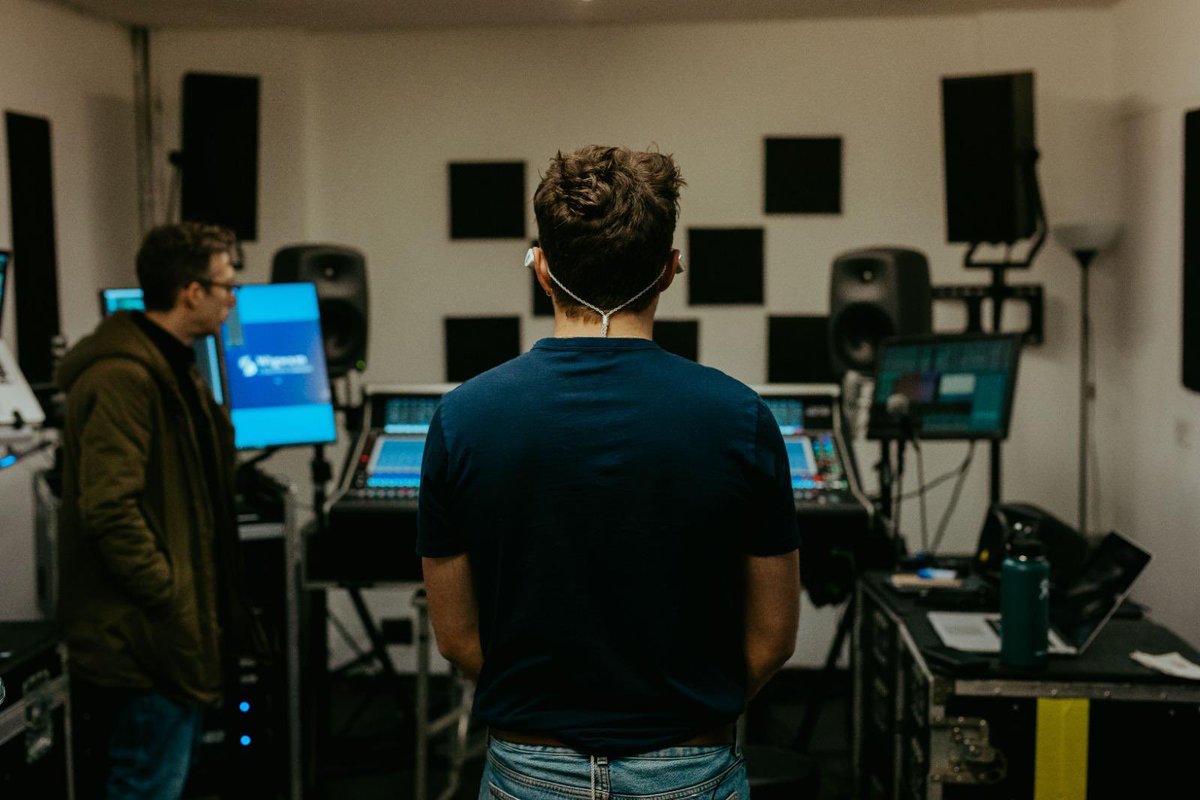 Deep concentration in tour rehearsals. Can’t wait to get on the road and see you all. It’s going to be amazing. NiallHoran.com  📸: @_CTierney