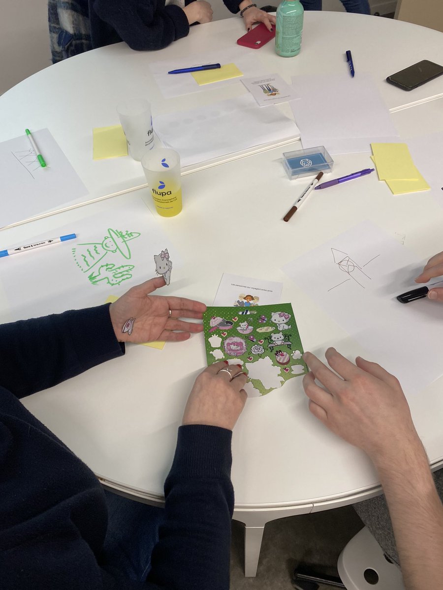 valeriane_d's tweet photo. Et vous quel type de gommettes utilisez-vous ? 😂 @flupa @g6k13 @squadtw @esd_fr #workshop #ux #PERSONA https://t.co/ZtxUIsIulc