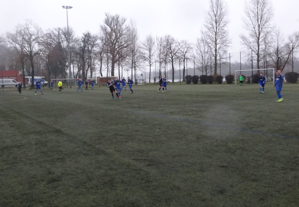 Da steht er, der blaue Bus aus Groß Behnitz. Kein Durchkommen für die #zweete ......
potsdamer-kickers.de/zweite-maenner…