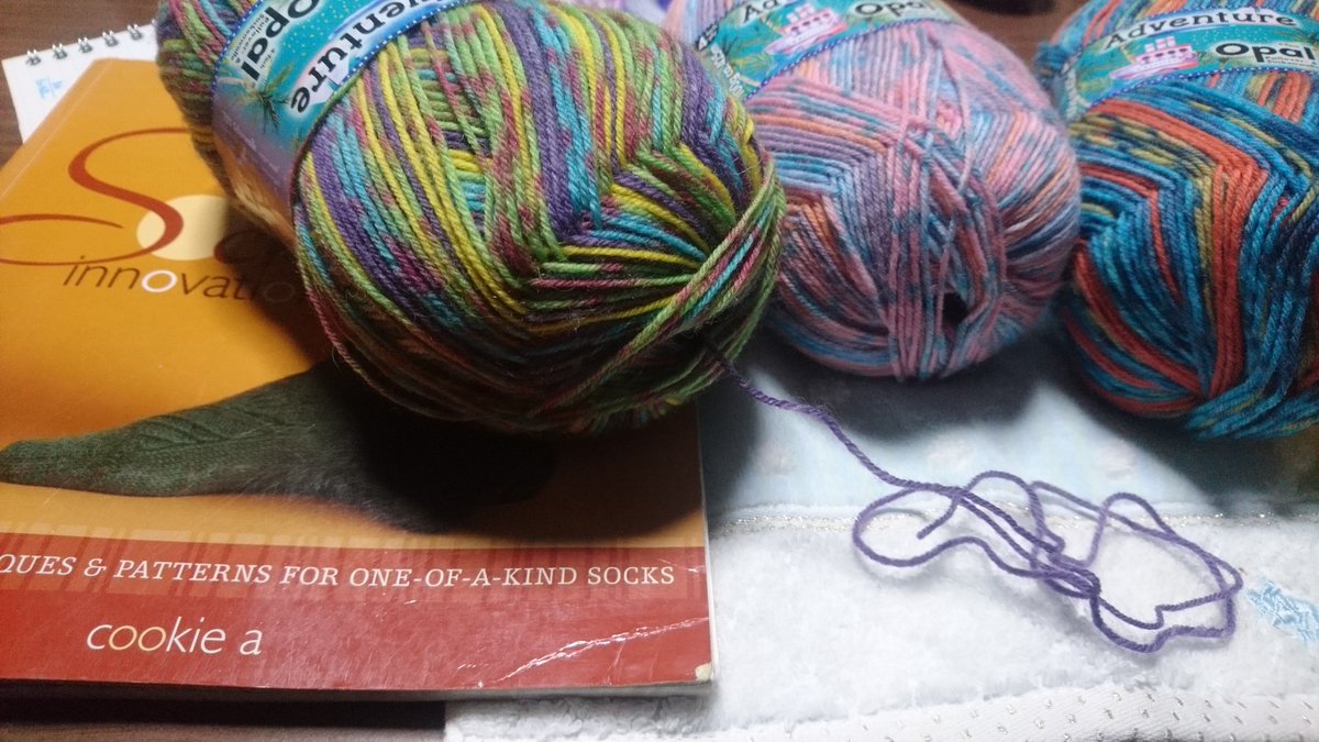 nanatsuhoshi's tweet image. まあ、奇跡的な糸出しww
とりあえず、紫&amp;amp;黄色で中１の夏の忌まわしき思い出よみがえる《真夏のテニス》を編みます♪
熱中症(当時は日射病と言ってた)でぶっ倒れたお陰であっさりとテニス部を辞め、その後新設されたバド部に入ってがんばりましたの😊
#Opal毛糸
#手編み靴下
#CookieA