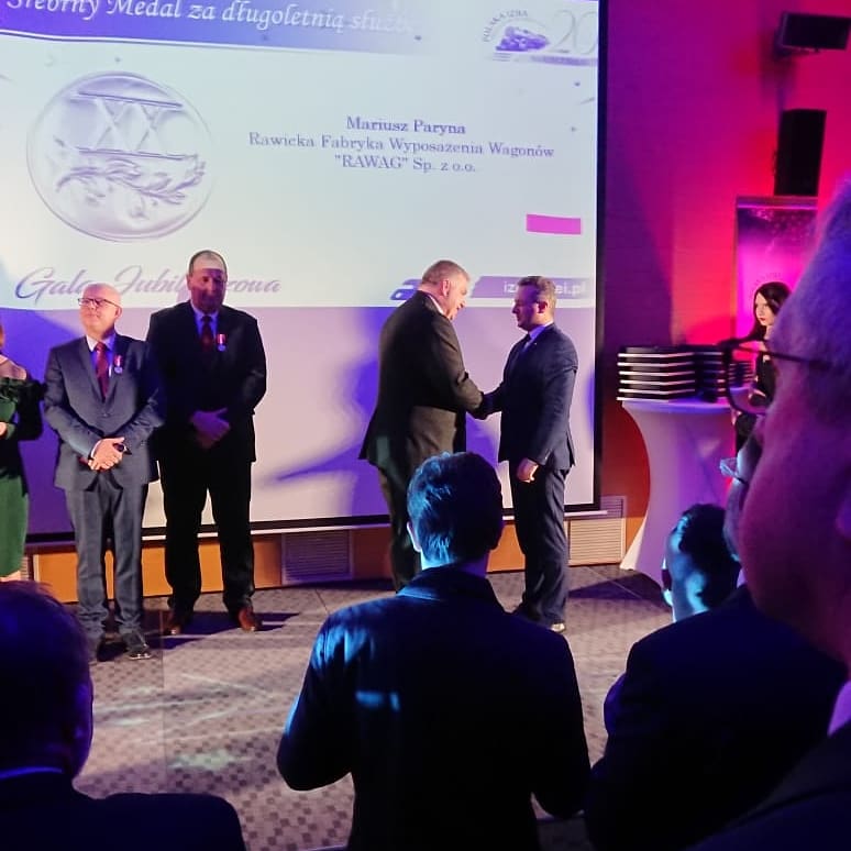 #schaltbaurawag #izbakolei
Nasi przedstawiciele odebrali z rąk Polskiej Izby Kolei odznaczenia Państwowe z postanowienia Prezydenta Rzeczpospolitej Polskiej za wzorowe i wyjątkowo sumienne  wykonywanie obowiazkow wynikajacych z pracy zawodowej w sluzbie Państwa.

#workhard 💪