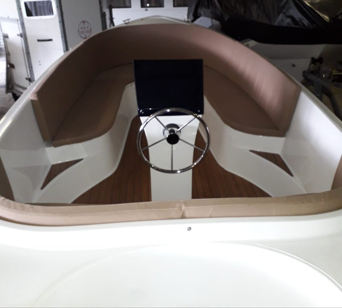 ReindersBoten's tweet image. Wij vinden het een hele mooie kleurencombinatie, deze Mocca kleurige kussenset samen met HPL teaklook op de vloer. 

Oldambtsloep 530XL donkerblauw/wit met Mocca kleurige kussenset, bijpassende buiskap met dekkleed en HPL teaklook op de vloer. 

#Oldambtsloep #Mocca #Reiderhaven