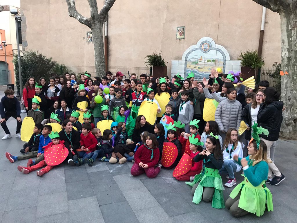 Zona15MCECC's tweet photo. Reportatge fotogràfic 📷de la celebració del Carnestoltes🤡 dels Esplais Z15💛🌴Esplai Sant Pere i els regnes dels 4 elements, Itaca i Erol amb la rebuda del Circ i l'Esplai Parroquial amb les disfresses que van crear! Ens veiem dissabte per la trobada per etapes🥳 https://t.co/zexODyneh8