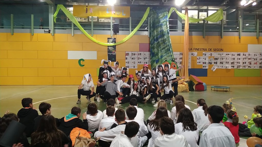 Zona15MCECC's tweet photo. Reportatge fotogràfic 📷de la celebració del Carnestoltes🤡 dels Esplais Z15💛🌴Esplai Sant Pere i els regnes dels 4 elements, Itaca i Erol amb la rebuda del Circ i l'Esplai Parroquial amb les disfresses que van crear! Ens veiem dissabte per la trobada per etapes🥳 https://t.co/zexODyneh8