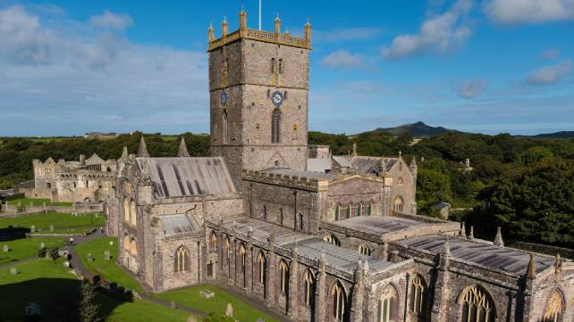 walesdotcom's tweet photo. St Davids is the UK’s smallest city, with a population of around 1,500. It is named after St David, the patron saint of Wales, who was born and buried there. #WalesFact

https://t.co/1DEvAdwxzC https://t.co/ULLZaUxL4K