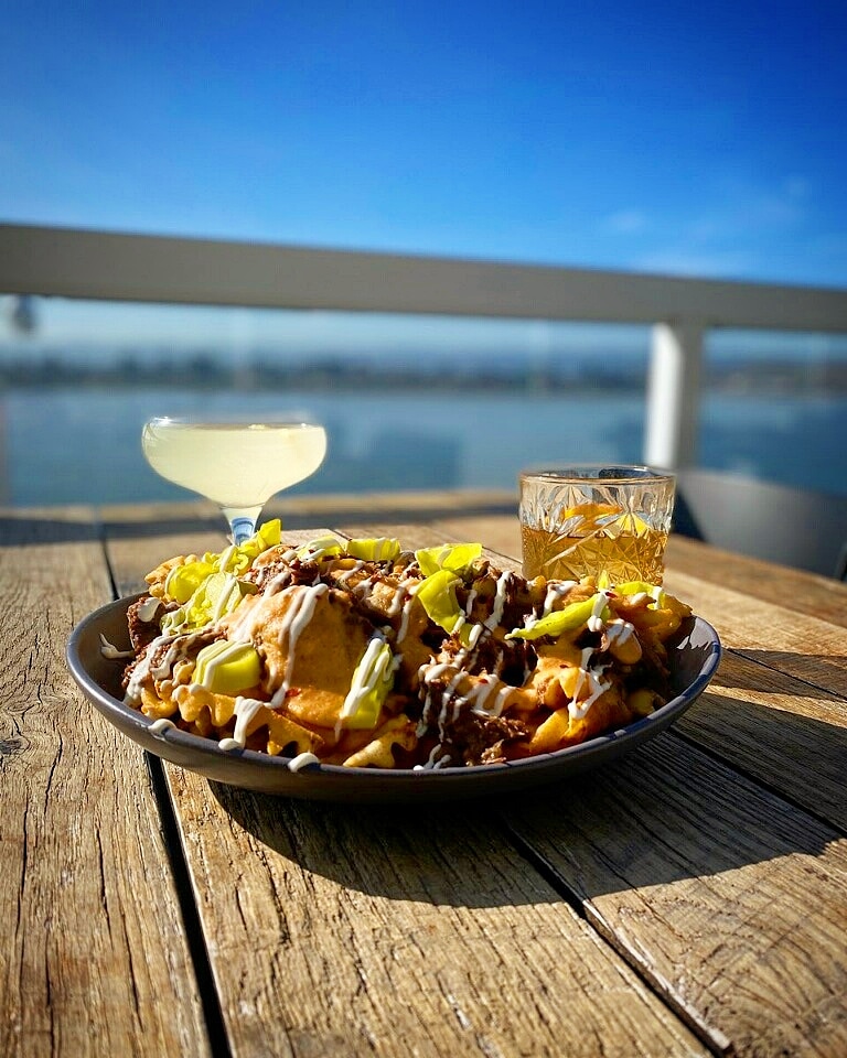 BarlowsPublic's tweet photo. Bonne journée de Mardi Gras, Vancouver! 

Celebrate Mardi Gras with us here on the beautiful Vancouver Waterfront. We're boosting a perfectly executed French 75,  the classic Vieux Carre, and our delicious Mardi Gras Fries Appetizer!

Laissez les bons temps rouler! #mardigras https://t.co/HvkA4cZpWl