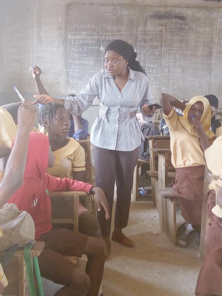 omotolatoks's tweet photo. Today 25th of February, 2020 my team and I had an interractive session with #students of UNITED SECONDARY SCHOOL ILORIN they were enlightened on #SocialJustice and #education in our community, #Discrimination and #FourWaysofLearning was discussed using the #aid of #humanprojects https://t.co/z6jAe4LcCB