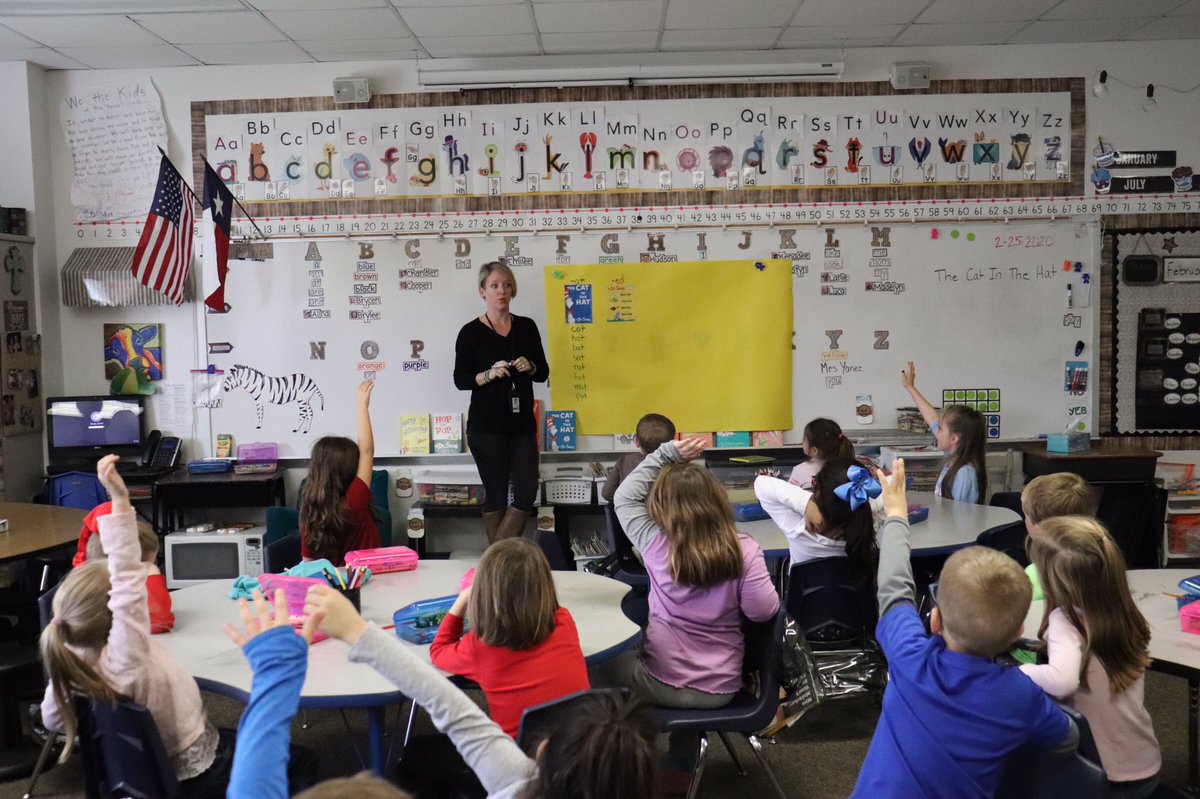 KrumEEC's tweet photo. After reading a #DrSeuss classic, “One Fish, Two Fish, Red Fish, Blue Fish”, Mrs. Yanez’s Kindergarteners put their brains together to create a list of rhyming -ed words! #eecwhatwedo #learninglikeabobcat https://t.co/mIvGgdQWGj